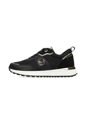 Basket noire de sport avec semelle blanche, dessus en mesh et cuir, accents métalliques, fermeture à lacets à l’avant et logo rond sur le côté.