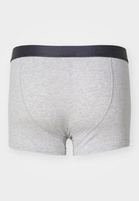 Grå bomull boxershorts med svart elastisk livlinje, med en jevn tekstur og en tettsittende design. Bakvisning viser sømdetaljer.