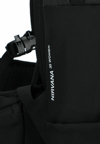 Zaino nero realizzato in tessuto testurizzato, dotato di chiusura con fibbia, logo bianco "NIRVANA 35 WOMEN" e un ampio interno.