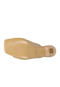 Beige dámská vysoká bota se vzorovanou podrážkou a obdélníkovým výřezem na patě, texturovaný povrch a značka 'wojas' blízko klenby.