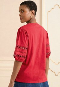 Love & Roses REGULAR FIT - Triko s potiskem - red heart lace insert