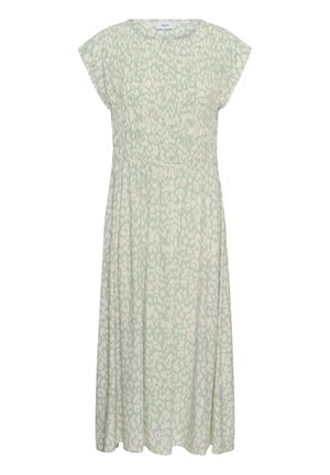 Lichtgroene midi-jurk met korte mouwen en een gerimpelde taille, met een subtiel abstract dierenprintpatroon.
