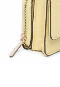 Miriade LUCILLA - Punge - giallo