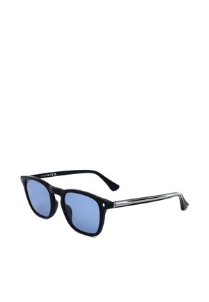 Occhiali da sole con montatura nera, lenti rettangolari con tonalità blu e aste argento a strisce, su sfondo bianco.