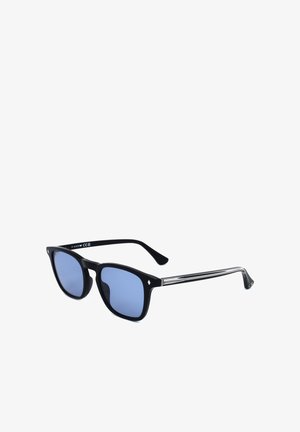 Occhiali da sole con montatura nera, lenti rettangolari con tonalità blu e aste argento a strisce, su sfondo bianco.