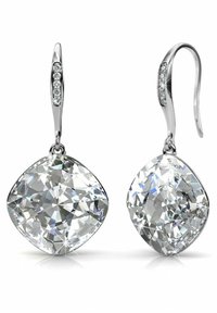 Orecchini a goccia in argento con grandi cristalli trasparenti a taglio quadrato, accentuati da cristalli più piccoli sul gancio per un tocco di brillantezza e dettaglio.