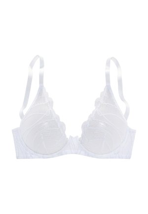 Bra bianco in pizzo con coppe triangolari, bordi scallop e spalline in raso. Presenta cuciture intricate e una texture morbida.