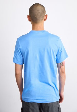 Hellblaues Baumwoll-T-Shirt mit kurzen Ärmeln und einem klassischen Rundhalsausschnitt. Rückansicht zeigt eine glatte Textur ohne sichtbare Muster oder Logos.