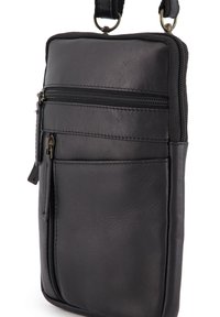Schwarze Leder-Crossbody-Tasche mit zwei Reißverschlussfächern und einem verstellbaren Riemen, der oben sichtbar ist.