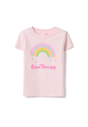 Roze katoenen T-shirt met een meerkleurige regenbooggraphic en roze tekst met de woorden "Love Therapy", met steraccenten onder het ontwerp.