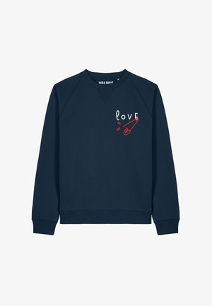 Felpa girocollo blu navy con la scritta "love" e una grafica di una spilla di sicurezza rossa sulla parte superiore sinistra del petto.