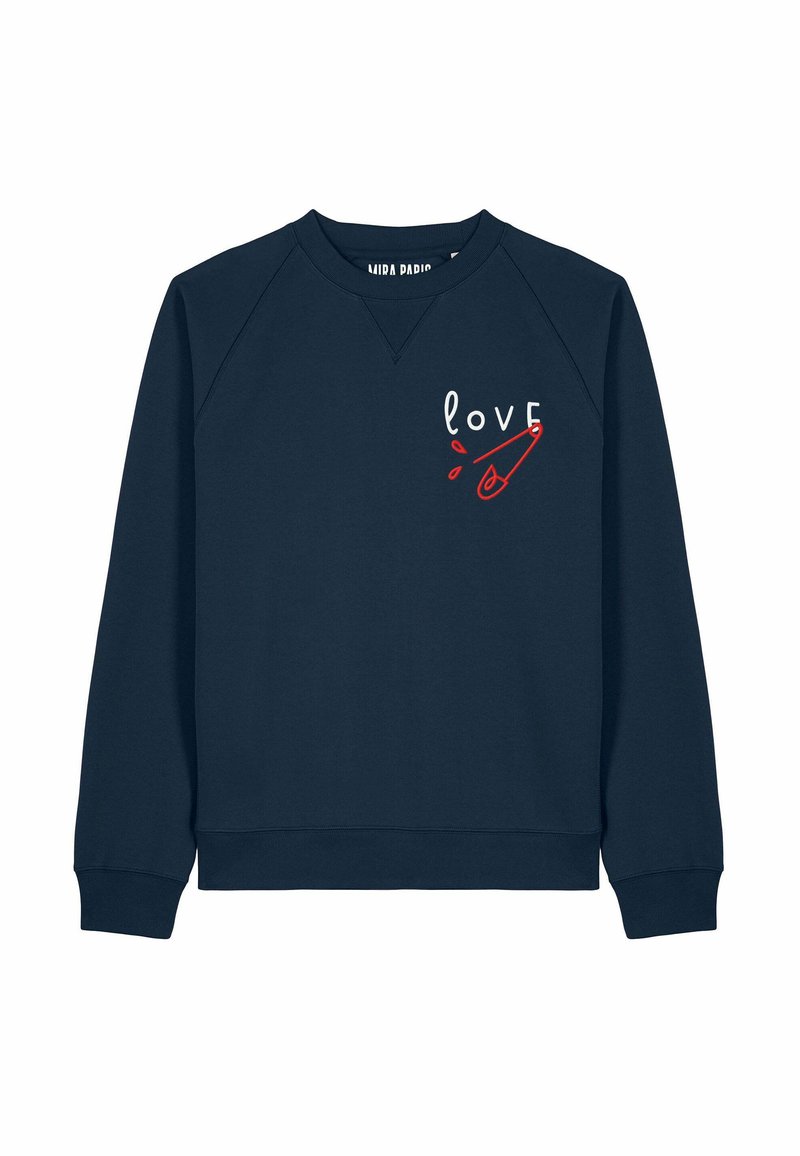 Felpa girocollo blu navy con la scritta "love" e una grafica di una spilla di sicurezza rossa sulla parte superiore sinistra del petto.