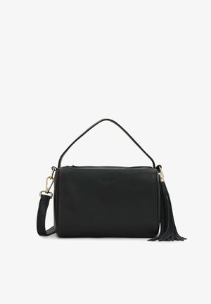 Bolso de cuero negro con forma rectangular, asa superior y correa de hombro ajustable. Cuenta con un detalle de borla lateral y herrajes dorados.