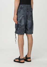 Pantaloni shorts grigi in camouflage con cintura elastica, tasca cargo laterale e dettagli con cordoncino, realizzati in materiale leggero.