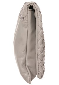 Šedý kožený psaníčko s tkanou texturou, štíhlým profilem, zaoblenými hranami a horním otevíráním. Vyznačuje se minimalistickým designem a jemným povrchem.