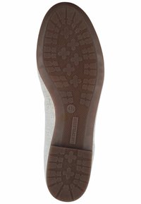 Semelle extérieure en caoutchouc brun avec motif antidérapant et inscription "LUFTPOLSTER". La partie supérieure recouvre un matériau en toile de teinte claire avec une forme élégante.