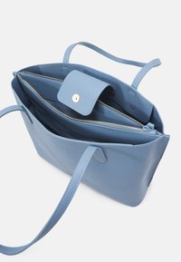 Blå läderhandväska med en strukturerad design, utrustad med ett överdrag i toppen, ett inre fack och två platta axelremmar. Slät yta.