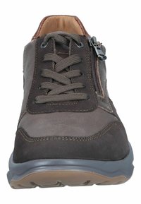 Baskets en cuir marron à lacets avec fermeture éclair sur le côté. Présentent une tige texturée, un col rembourré et une semelle en caoutchouc. Lacets plats avec œillets.