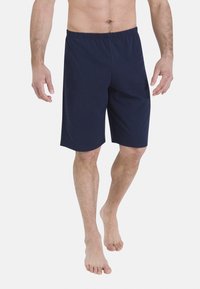 Shorts bleu marine jusqu'aux genoux avec une taille élastique, fabriqués en tissu doux et léger. Texture lisse sans motifs ni accents visibles.