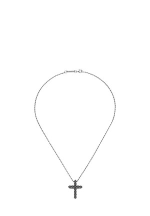 Silberne Halskette mit einem Kreuzanhänger, der mit schwarzen Steinen verziert ist, präsentiert ein schlankes Design und eine polierte Oberfläche.