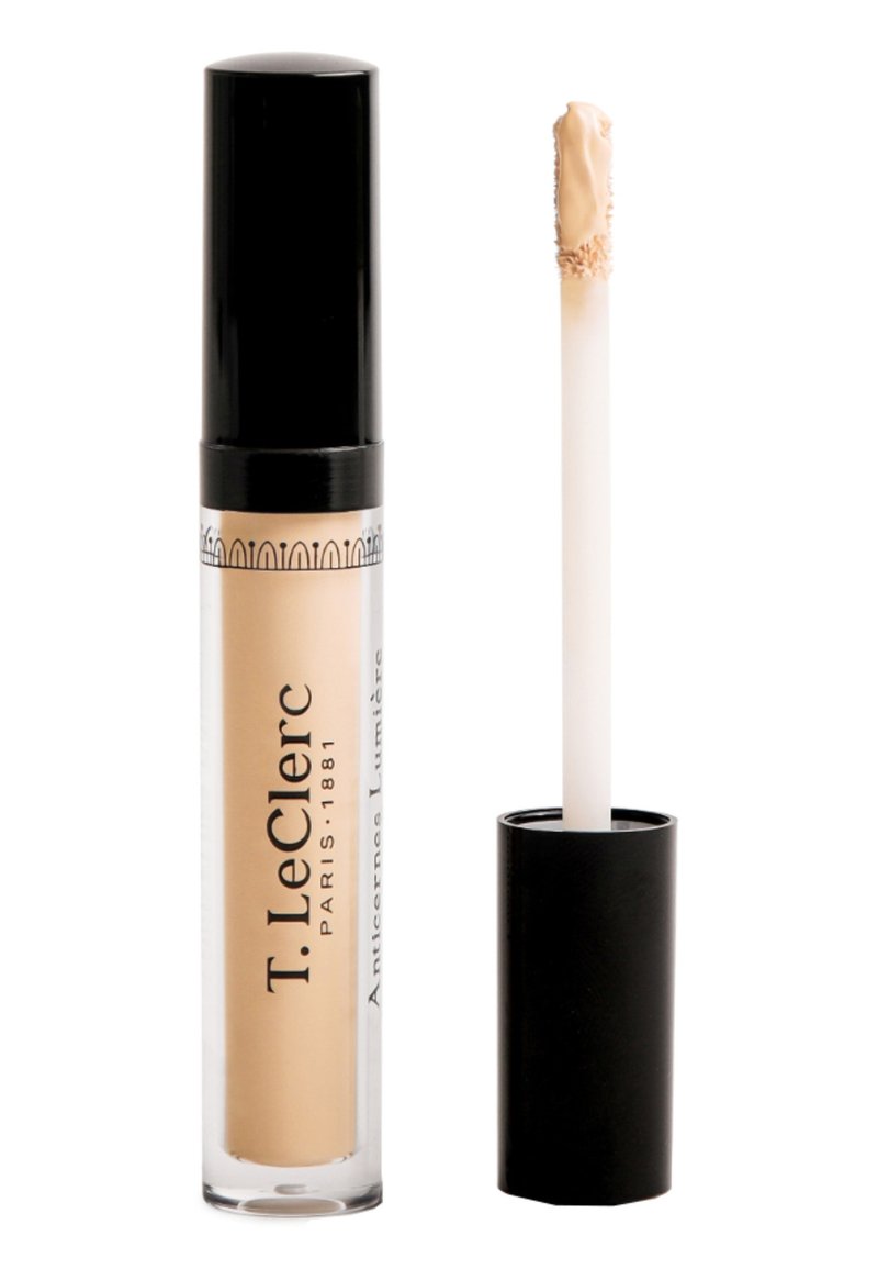 Der Concealer von T. LeClerc in einem transparenten Tube mit schwarzem Deckel, ausgestattet mit einem Applikator in Form eines Rehefußes. Die Produktfarbe ist hellbeige.