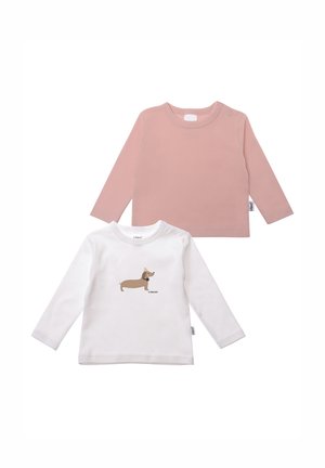 Zwei Langarmshirts: eines in sanftem Pink und eines in Weiß mit einem braunen Cartoon-Hundemotiv. Beide aus leichtem Stoff.