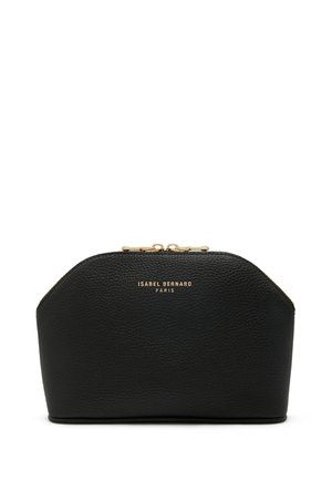 Trousse de maquillage en cuir noir avec un dessus structuré et arrondi ; dotée d'une fermeture éclair dorée et du nom de la marque embossé en doré sur le devant.