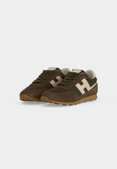Paire de baskets décontractées marron et beige avec lacets et un grand logo "H" sur le côté, présentée sur fond blanc.