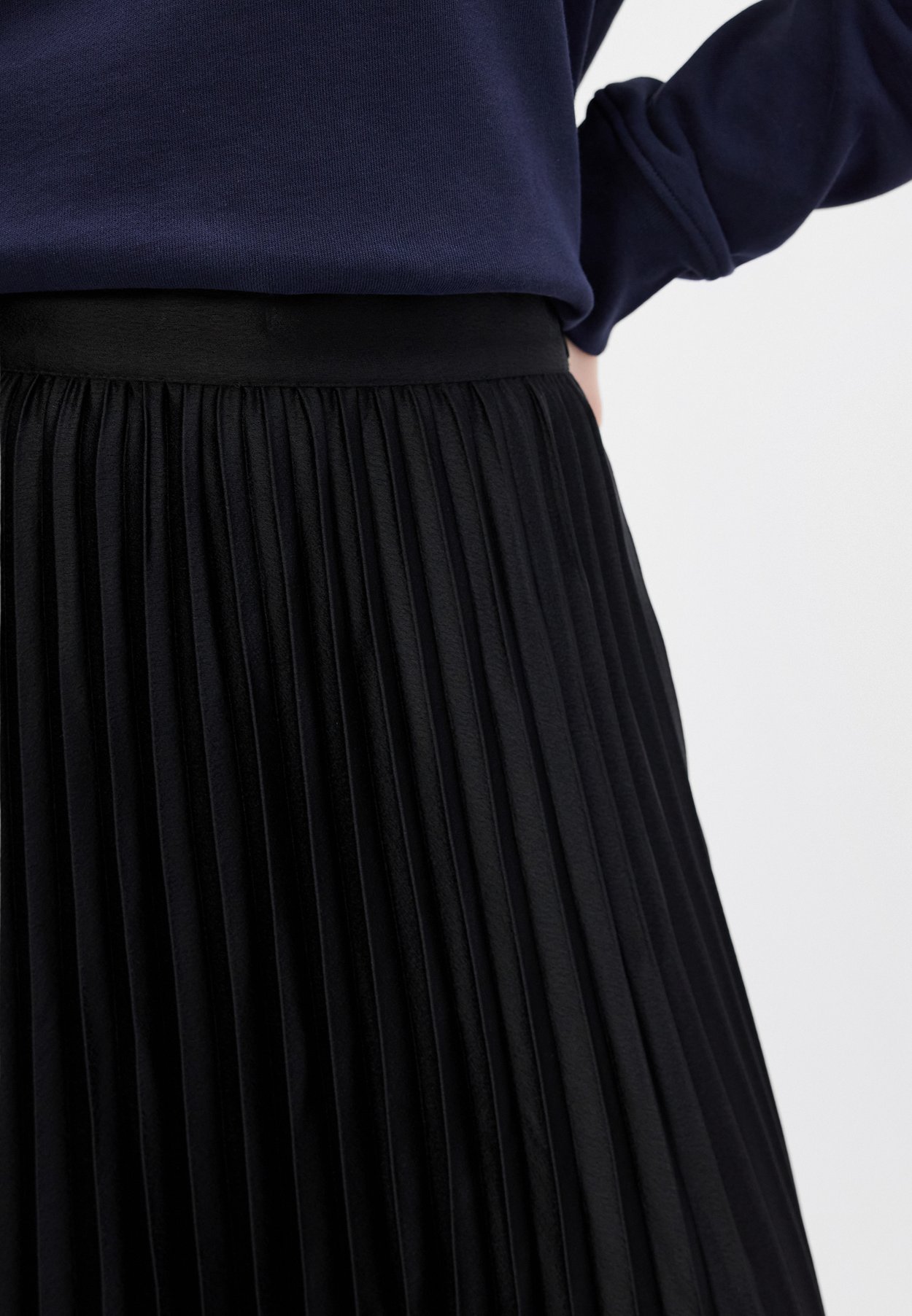 SATEEN PLEATED SKIRT