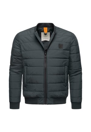 Gequilted bomberjack in donkergrijs met ribgebreide manchetten en zoom, een ritssluiting aan de voorkant en een logo-label op de borst. Kenmerkt zich door een solide, gladde textuur.