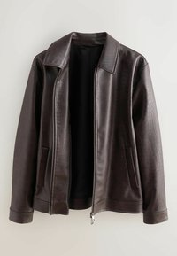 Bruine leren jas met krokodillenpatroon, met een ritssluiting, brede kraag en twee zijzakken. Glad oppervlak met een gestroomlijnd ontwerp.