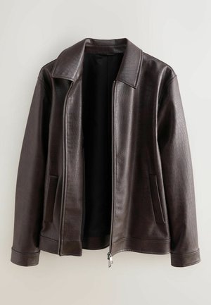 Brun läderjacka med krokodilsmönster, dragkedjestängning, bred krage och två sidfickor. Slät textur med en strömlinjeformad design.