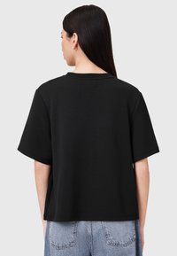 Sort bomuldsblandet t-shirt med korte ærmer, rund hals og en afslappet pasform. Glat tekstur og minimalistisk design, uden synlig branding.