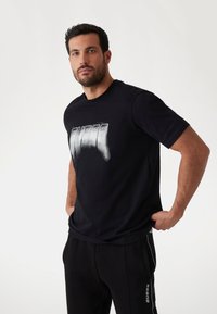 Guess T-shirt con stampa - schwarz