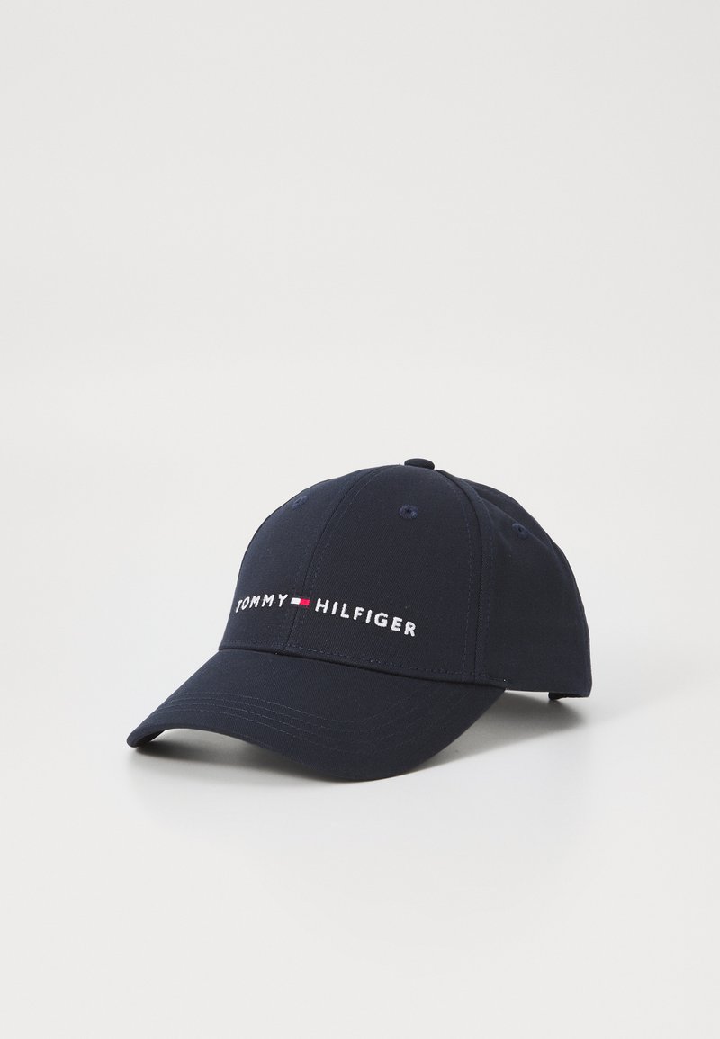 Sötétkék baseball sapka, pamutból készült, ívelt karimával, az elején fehér és piros hímzett "TOMMY HILFIGER" logóval.