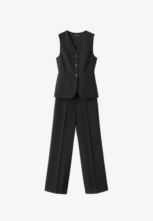 Vestă neagră fără mâneci cu dungi subțiri și trei nasturi, asortată cu pantaloni largi, în aceeași nuanță.