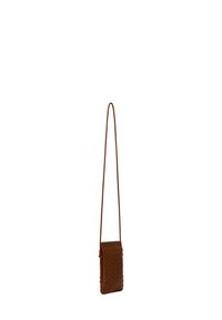 Borsa a tracolla in pelle marrone con una texture intrecciata, forma rettangolare e tracolla lunga e regolabile. Presenta una chiusura con zip nella parte superiore.