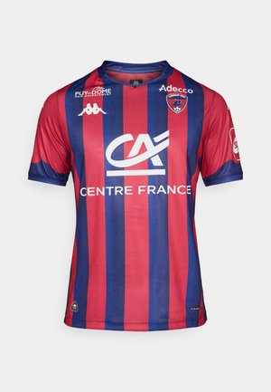 Tricou de fotbal cu dungi roșii și albastre, fabricat din țesătură sintetică. Are un guler rotund, logo-uri pe piept și mâneci, și un tiv curbat.