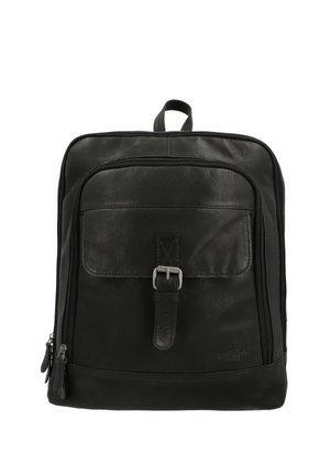 Černý kožený batoh s hladkým povrchem, přední přezkou, velkým zipem hlavním oddílem a bočními zipovými kapsami.