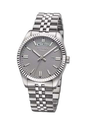 Montre-bracelet en métal argenté avec un cadran gris texturé, des index horaires et un affichage de la date. Elle dispose d'un bracelet en acier inoxydable et d'une lunette cannelée.