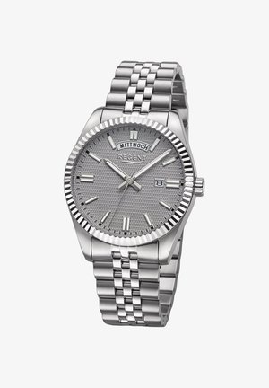 Montre-bracelet en métal argenté avec un cadran gris texturé, des index horaires et un affichage de la date. Elle dispose d'un bracelet en acier inoxydable et d'une lunette cannelée.