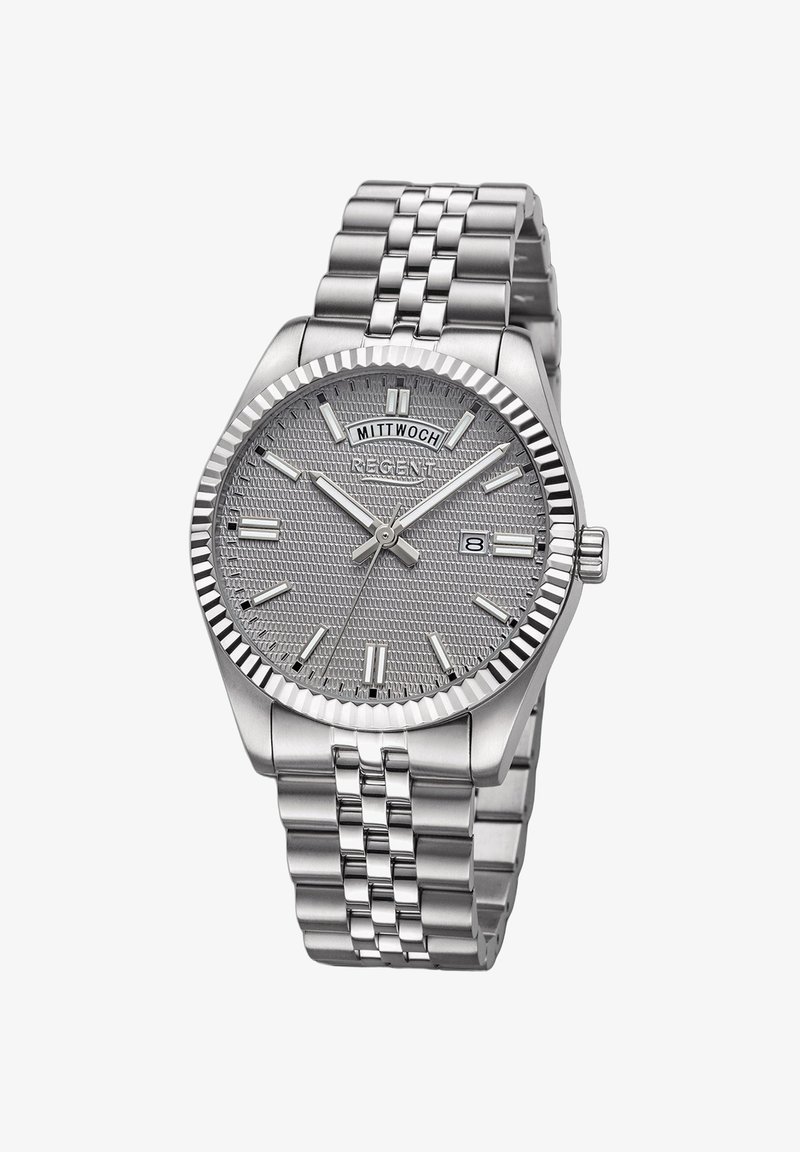 Montre-bracelet en métal argenté avec un cadran gris texturé, des index horaires et un affichage de la date. Elle dispose d'un bracelet en acier inoxydable et d'une lunette cannelée.