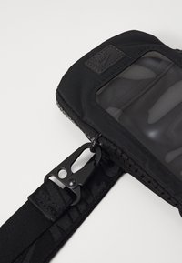 Nike Sportswear TECH STATEMENT PHONE CROSSBODY UNISEX - Θήκη τηλεφώνου - black