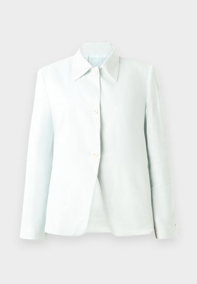 Λευκό σακάκι με κουμπιά, μυτερό γιακά και μακριά μανίκια, εμφανίζεται σε μονόχρωμο φόντο.