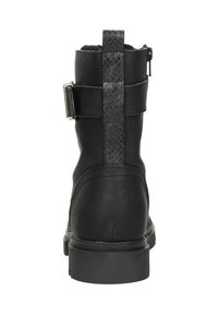 Zwarte enkelboots met een gestructureerde slangenpatroonriem en gladde leren bovenwerk, met een zijrits en stevige rubberen zolen.