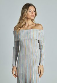 Schulterfreies, langärmliges Kleid mit pastellfarbenen vertikalen Streifen. Hergestellt aus geripptem Stoff mit einer figurbetonten Silhouette und einem weiten Ausschnitt.