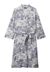 Peignoir à motif floral en blanc et lavande, fabriqué en tissu léger, présentant un design enveloppant, des manches longues et une taille nouée.