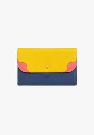 Portefeuille tricolore avec rabat en cuir jaune, accents roses et corps bleu marine. Il dispose d'une fermeture à pression et d'un logo embossé. Texture lisse.