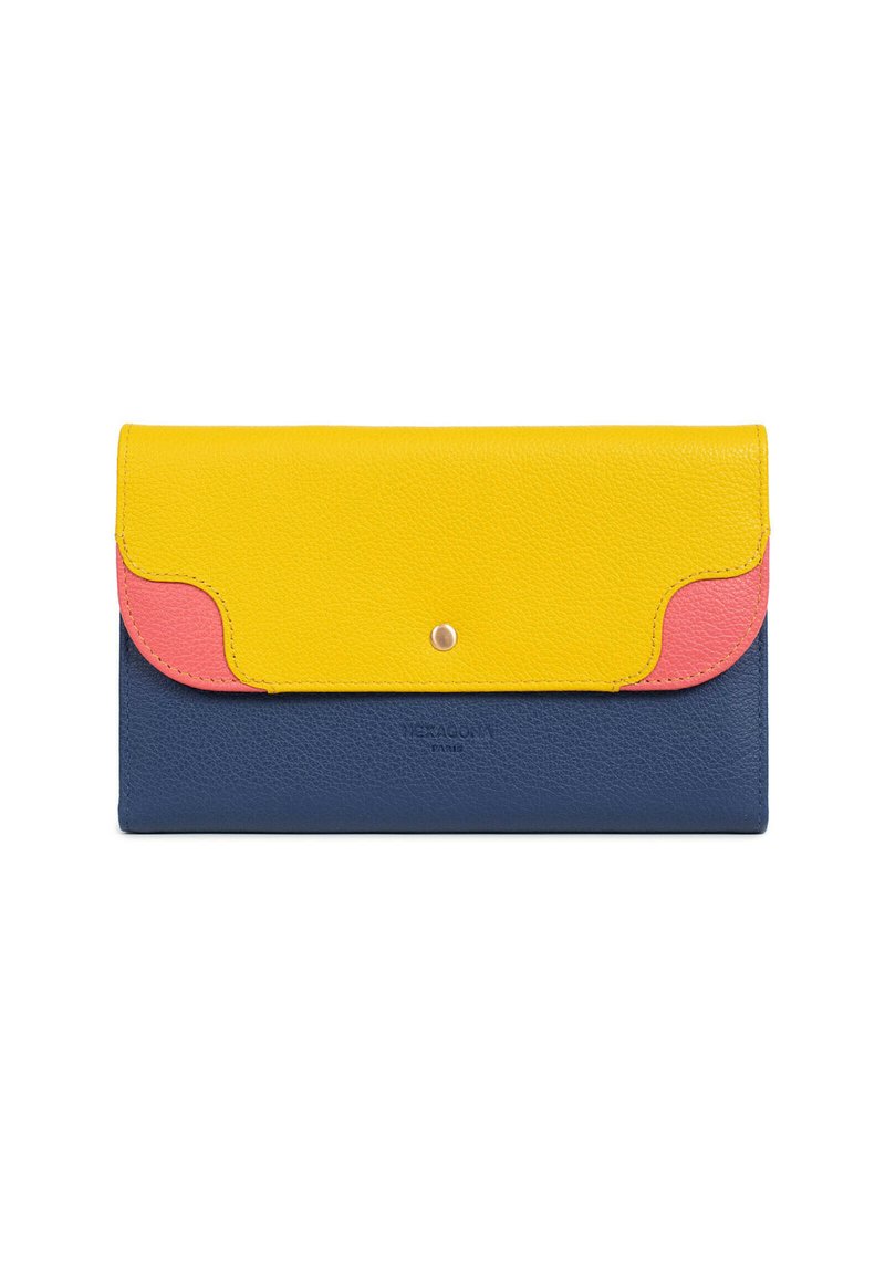 Driekleurige portemonnee met een gele leren flap, roze accenten en een marineblauwe body. Voorzien van een drukknoopsluiting en een gegraveerd logo. Het heeft een gladde textuur.