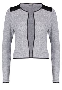 Blazer féminin gris à ouverture avant avec bordure noire et patchs d'épaule en similicuir noir, doté d'un col rond et de manches longues.
